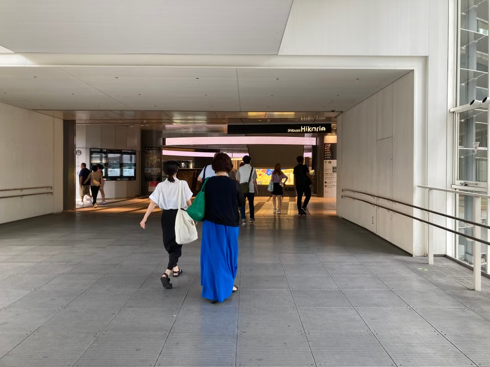 Security officer near a mall entrance